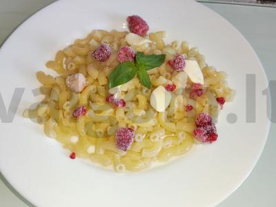 Cukriniai makaronai su sviestu ir avietėmis pagrindine nuotrauka