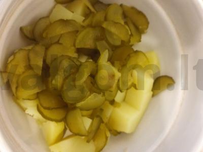 Salotos su raugintais kopūstais ir agurkais Žingsnis 1