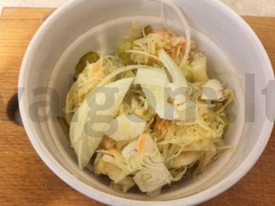 Salotos su raugintais kopūstais ir agurkais Žingsnis 2