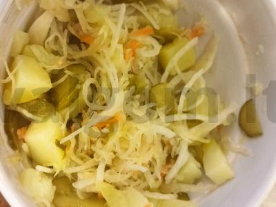 Salotos su raugintais kopūstais ir agurkais pagrindine nuotrauka