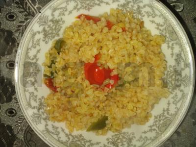 Daržovių bulgurui kaip garnyras pagrindine nuotrauka