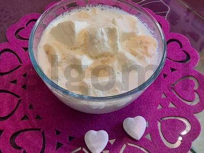 Pieninis kokteilis su bananais ir abrikosų sirupu Žingsnis 1