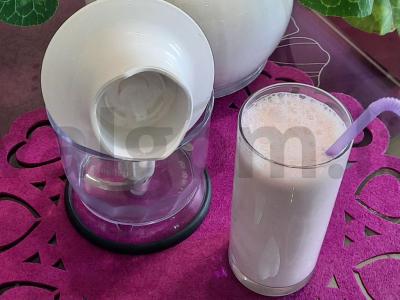 Pieninis kokteilis su bananais ir abrikosų sirupu pagrindine nuotrauka