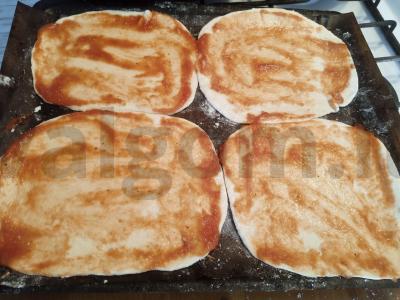 Pica „Mokyklinė“ su dešrelėmis, agurkais ir sūriu Žingsnis 2