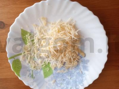 Pica „Mokyklinė“ su dešrelėmis, agurkais ir sūriu Žingsnis 4