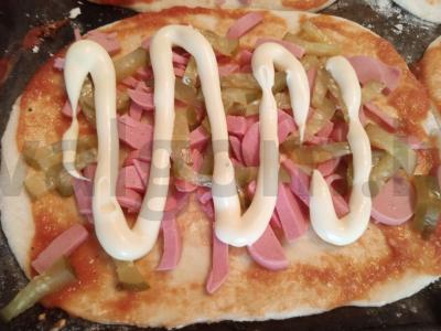 Pica „Mokyklinė“ su dešrelėmis, agurkais ir sūriu Žingsnis 5