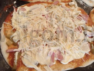 Pica „Mokyklinė“ su dešrelėmis, agurkais ir sūriu Žingsnis 6