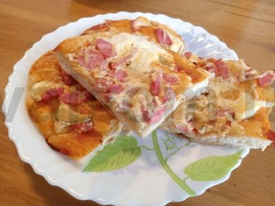 Pica „Mokyklinė“ su dešrelėmis, agurkais ir sūriu pagrindine nuotrauka