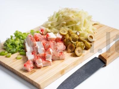 Salotas su krabų lazdelėmis Žingsnis 1