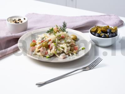 Salotas su krabų lazdelėmis pagrindine nuotrauka