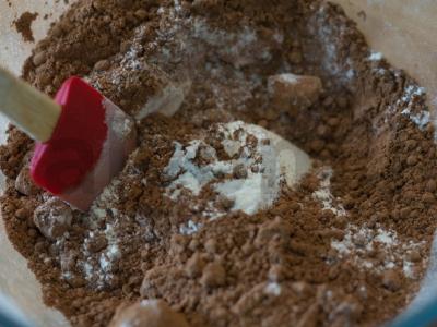 Namų šokoladinis tortas su kefyru ir kremu Žingsnis 2