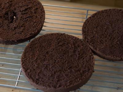 Namų šokoladinis tortas su kefyru ir kremu Žingsnis 8