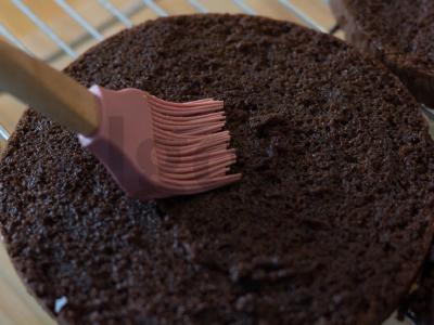Namų šokoladinis tortas su kefyru ir kremu Žingsnis 9