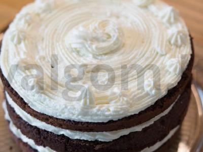 Namų šokoladinis tortas su kefyru ir kremu pagrindine nuotrauka
