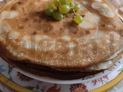 Namų blynai su pienu ir raugintu pienu pagrindine nuotrauka