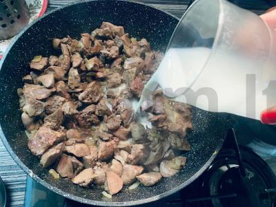 Kepenėlės grietinėlės ir svogūnų padaže „Švelni“ Žingsnis 6