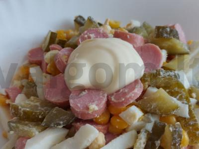 Salotas „Skanaus“ su dešrelėmis pagrindine nuotrauka