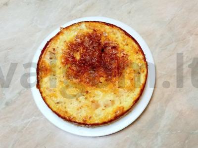 Namų pyragas su dešrainių sūriu pagrindine nuotrauka