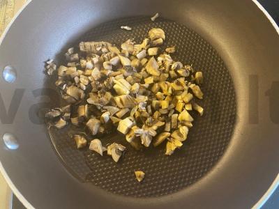 Pica su grybais ir vyšniniais pomidorais „Su meile“ Žingsnis 6