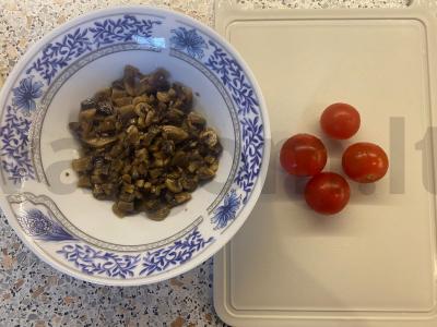 Pica su grybais ir vyšniniais pomidorais „Su meile“ Žingsnis 7