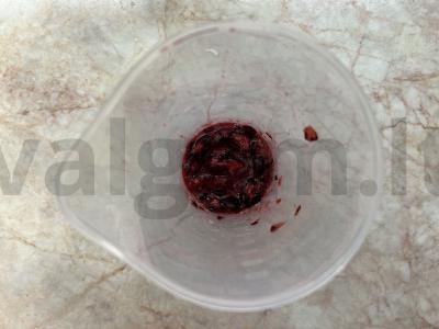 Pieno kokteilis su uogų sultimis ir vyšniomis Žingsnis 2