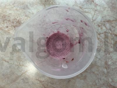 Pieno kokteilis su uogų sultimis ir vyšniomis Žingsnis 3