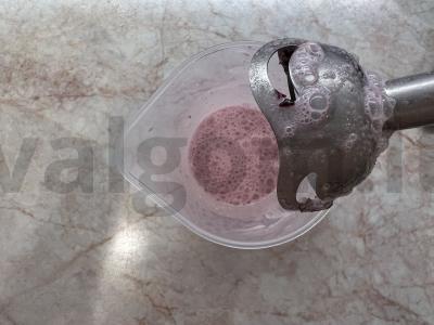 Pieno kokteilis su uogų sultimis ir vyšniomis Žingsnis 5