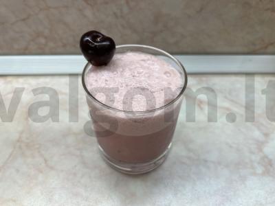 Pieno kokteilis su uogų sultimis ir vyšniomis pagrindine nuotrauka