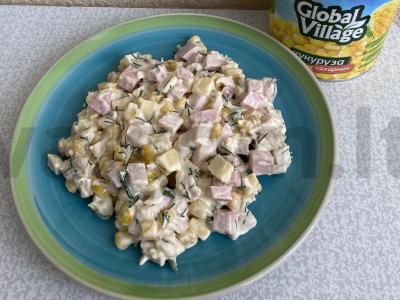 Salotos su kukurūzais ir rūkytomis krūtinėlėmis pagrindine nuotrauka