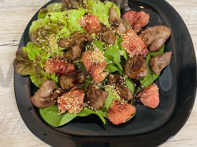 Šiltas salotas su vištienos kepenėlėmis pagrindine nuotrauka