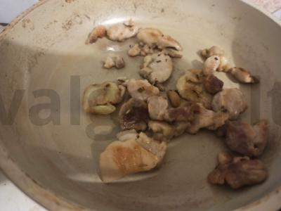 Salotas „Ant masės“ su vištiena Žingsnis 1