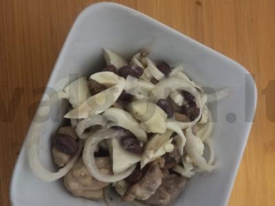 Salotas „Ant masės“ su vištiena pagrindine nuotrauka