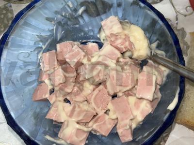 Karšti sumuštiniai su dešra ir lydytu sūriu mikrobangų krosnelėje Žingsnis 2