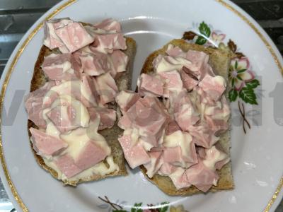 Karšti sumuštiniai su dešra ir lydytu sūriu mikrobangų krosnelėje Žingsnis 3