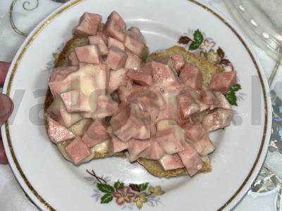 Karšti sumuštiniai su dešra ir lydytu sūriu mikrobangų krosnelėje pagrindine nuotrauka