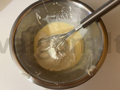 Traškus naminis keksiukas su kondensuotu pienu Žingsnis 4