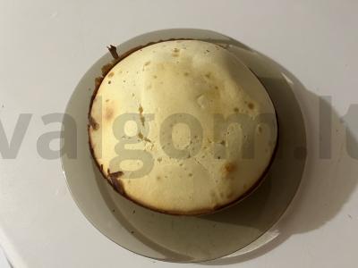 Traškus naminis keksiukas su kondensuotu pienu pagrindine nuotrauka