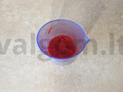 Braškinių desertas su baltu šokoladu Žingsnis 1