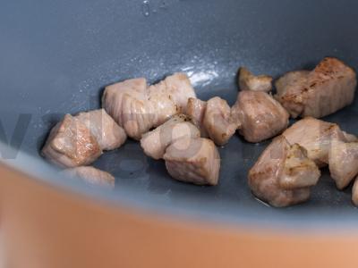 Kumpio plovas lėtojoje viryklėje Žingsnis 1