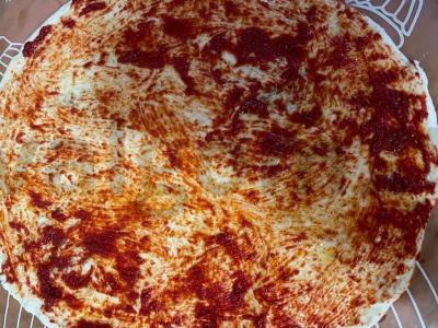 Pica su dešrelėmis ir pomidorų pasta Žingsnis 1