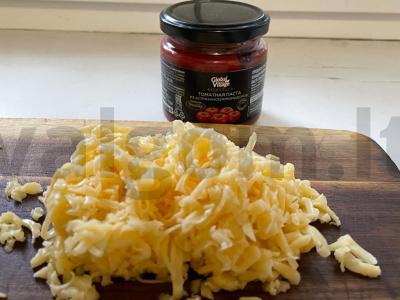 Pica su dešrelėmis ir pomidorų pasta Žingsnis 4