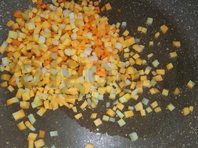 Perlovka su faršu, svogūnais ir morkomis keptuvėje Žingsnis 1