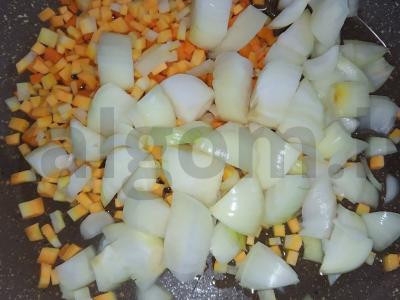 Perlovka su faršu, svogūnais ir morkomis keptuvėje Žingsnis 2