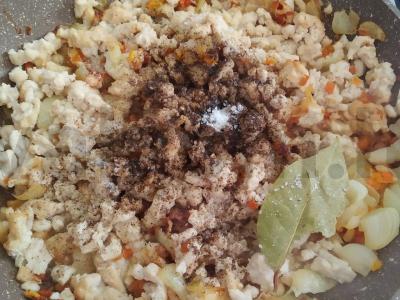 Perlovka su faršu, svogūnais ir morkomis keptuvėje Žingsnis 3