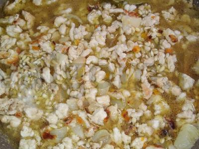 Perlovka su faršu, svogūnais ir morkomis keptuvėje Žingsnis 4