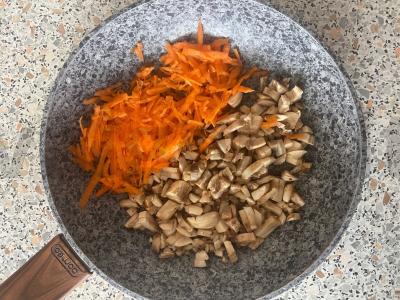 Vištienos kepenėlės su pievagrybiais ir morkomis Žingsnis 3