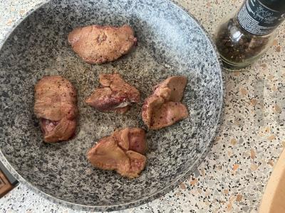 Vištienos kepenėlės su pievagrybiais ir morkomis Žingsnis 6