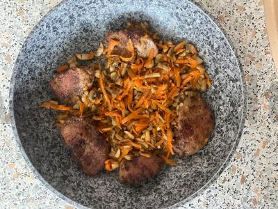 Vištienos kepenėlės su pievagrybiais ir morkomis Žingsnis 7