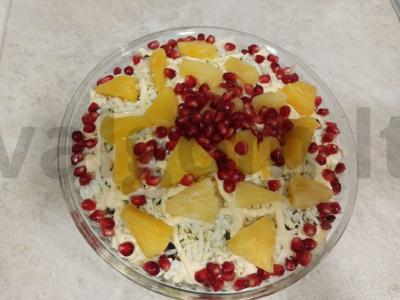 Švelnus salotas su vištiena ir ananasais pagrindine nuotrauka