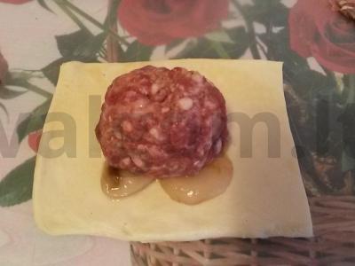 Kotletai su grybais sluoksniuotoje tešloje Žingsnis 3